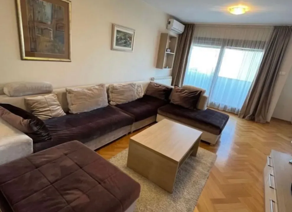 Izdavanje, dvosoban stan, 76m², Stari Aerodrom, Podgorica