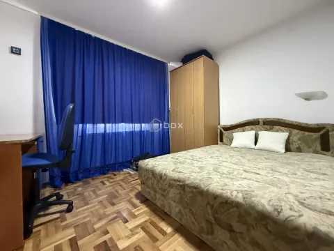 Nameštena spavaća soba sa bračnim krevetom, ormanom i radnim stolom. - image 13