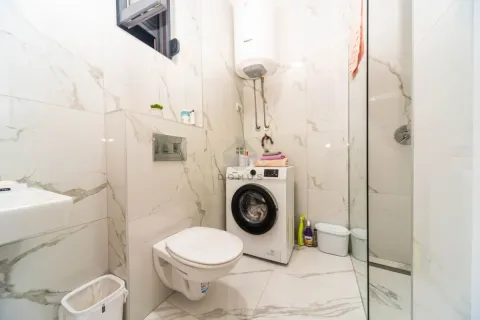 Moderne kupatilo sa tuš kabinom, wc šoljom, umivaonikom i veš mašinom. - image 4