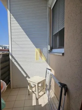 Manji balkon sa roletnama na prozorima i stočićem. - image 11