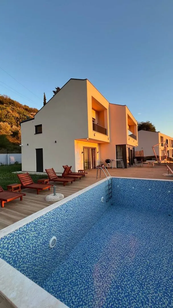 Izdavanje, kuća, 286m², Donja Lastva, Tivat