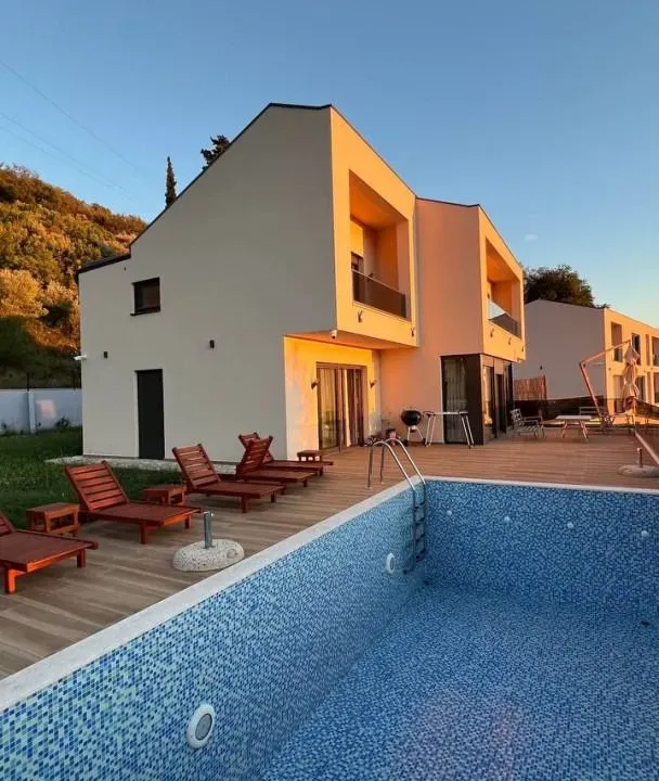 Izdavanje, kuća, 286m², Donja Lastva, Tivat