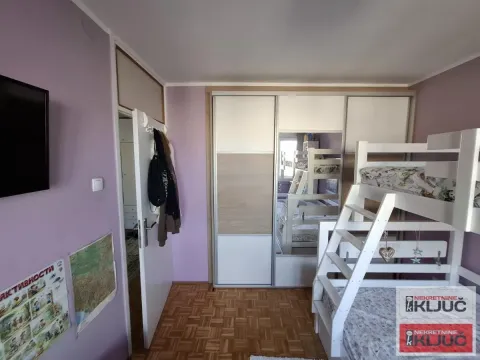 Dečja spavaća soba sa krevetom na sprat i garderoberom. - image 11