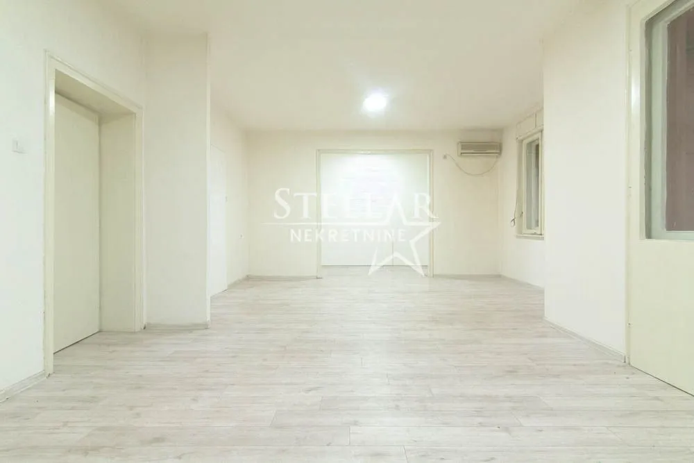 Izdavanje, dvosoban stan, 85m², Centar, Podgorica