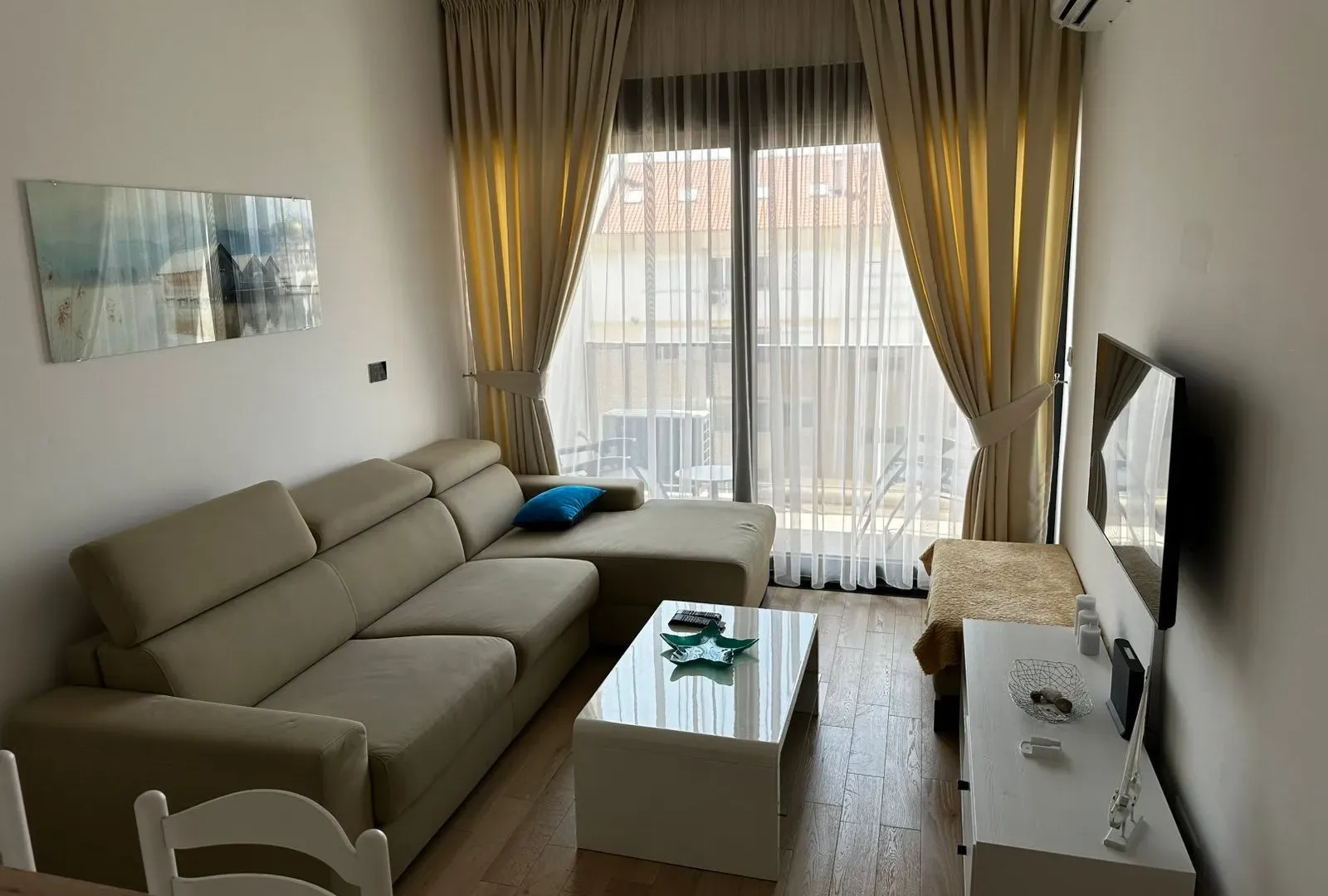 Izdavanje, garsonjera, 35m², Soho City, Bar