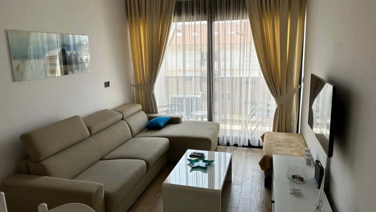 Izdavanje, garsonjera, 35m², Soho City, Bar