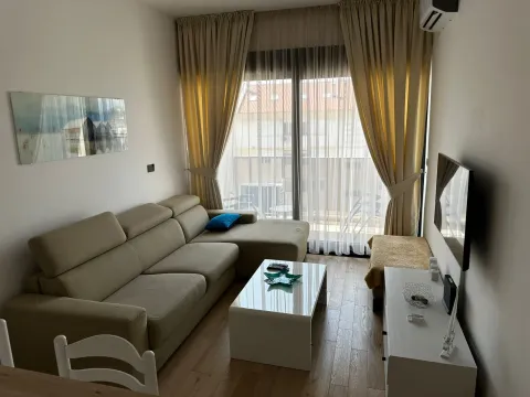 Izdavanje, garsonjera, 35m², Soho City, Bar - image 1