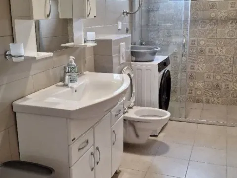 Izdavanje, trosoban stan, 107m², Mažina, Tivat - image 7