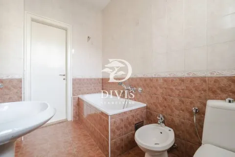 Kupatilo opremljeno kadom, umivaonikom, bideom i WC šoljom. - image 14