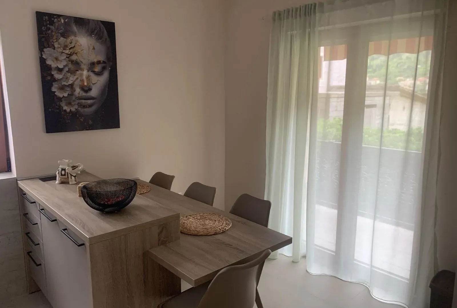 Izdavanje, dvosoban stan, 70m², Dobrota, Kotor