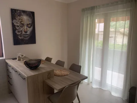 Izdavanje, dvosoban stan, 70m², Dobrota, Kotor - image 10