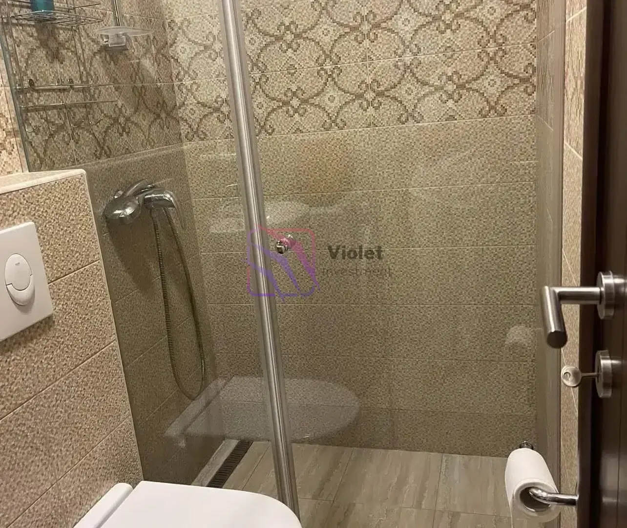 Pogled na moderno opremljeno kupatilo sa tuš kabinom.