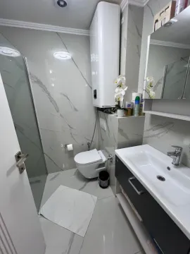 Moderne opremljeno kupatilo sa tuš kabinom, umivaonikom i wc šoljom. - image 11