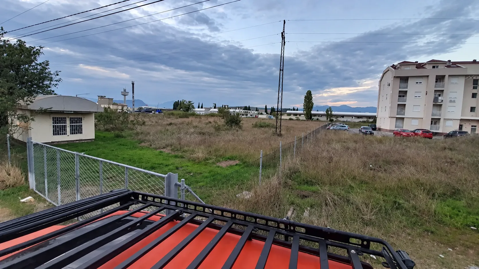 Pogled na plac i okolne zgrade iz dvorišta.