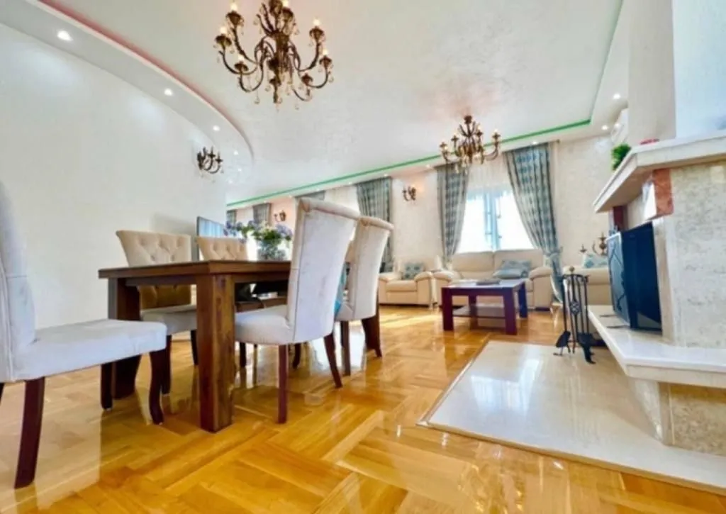 Izdavanje, kuća, 400m², Markovići, Budva