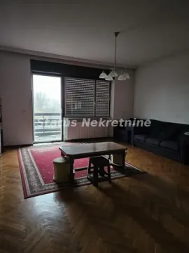 Dnevna soba sa garniturom, stočićem i izlazom na terasu. - image 15