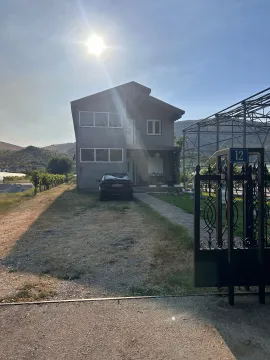 Pogled na dvorište i spoljašnjost kuće sa kapijom. - image 15