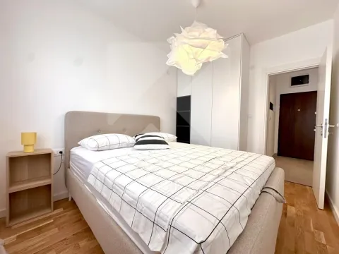 Namještena spavaća soba sa bračnim krevetom, plakarom i drvenim podom. - image 7