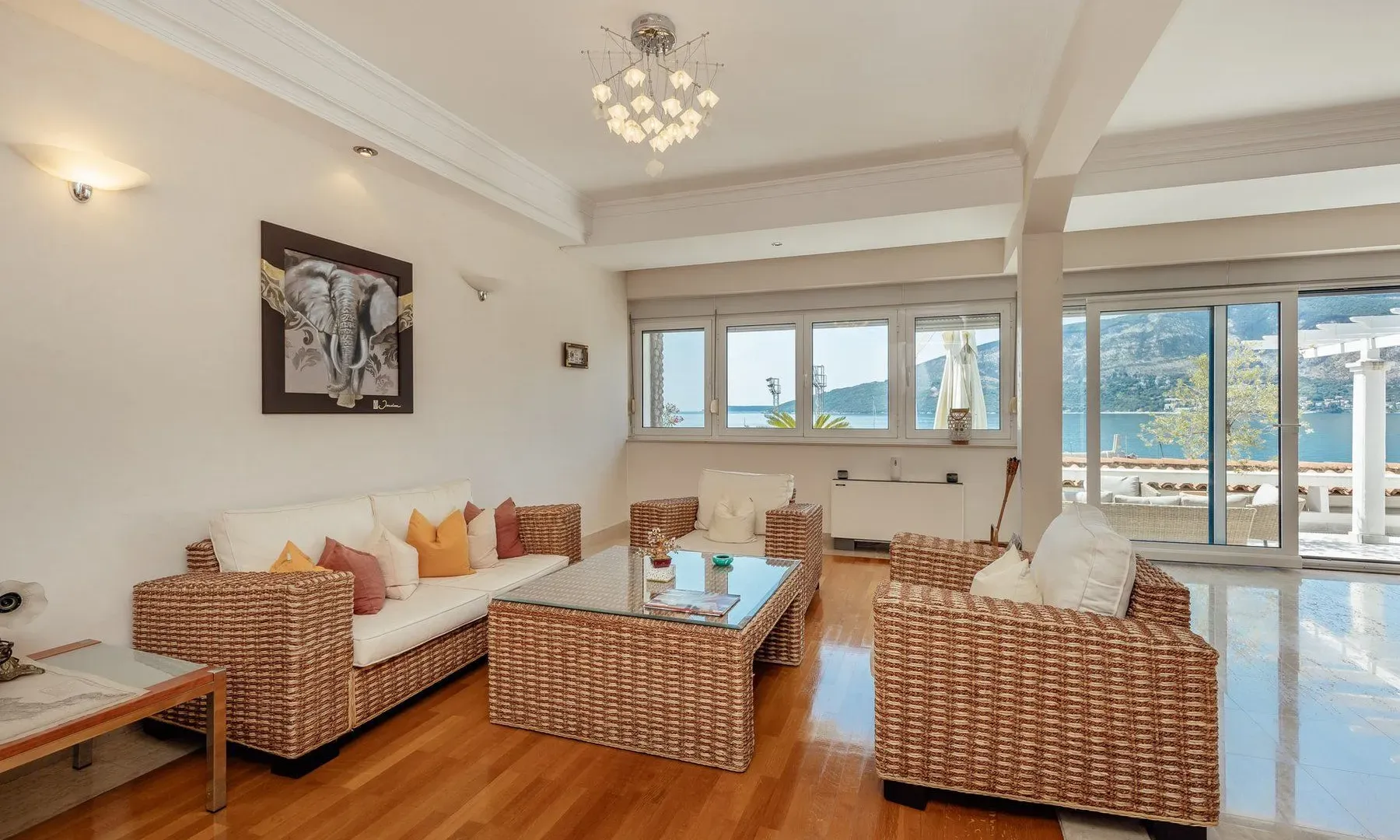 Prodaja, trosoban stan, 244m², Centar, Kotor