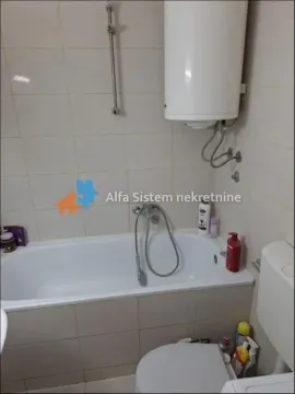 Pogled na kupatilo sa kadom, wc šoljom i bojlerom. - image 6
