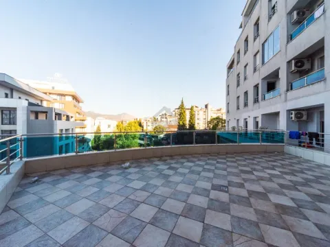 Izdavanje, dvosoban stan, 124m², Centar, Podgorica - image 19