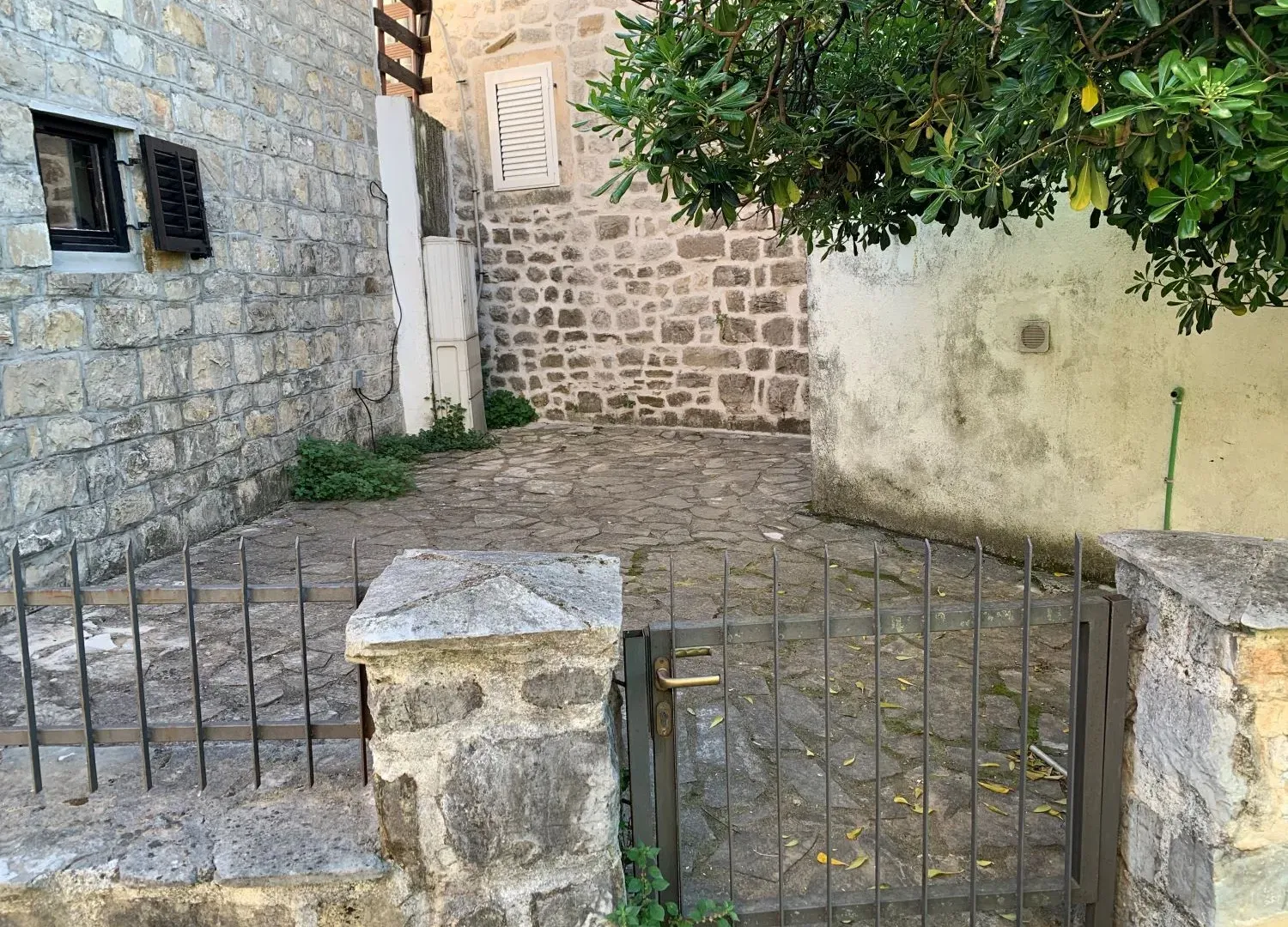 Izdavanje, kuća, 70m², Tivat, Crna Gora