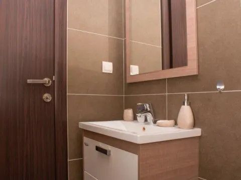 Izdavanje, jednosoban stan, 42m², Bečići, Budva - image 9