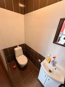 Small bathroom with toilet and washbasin. - image 3