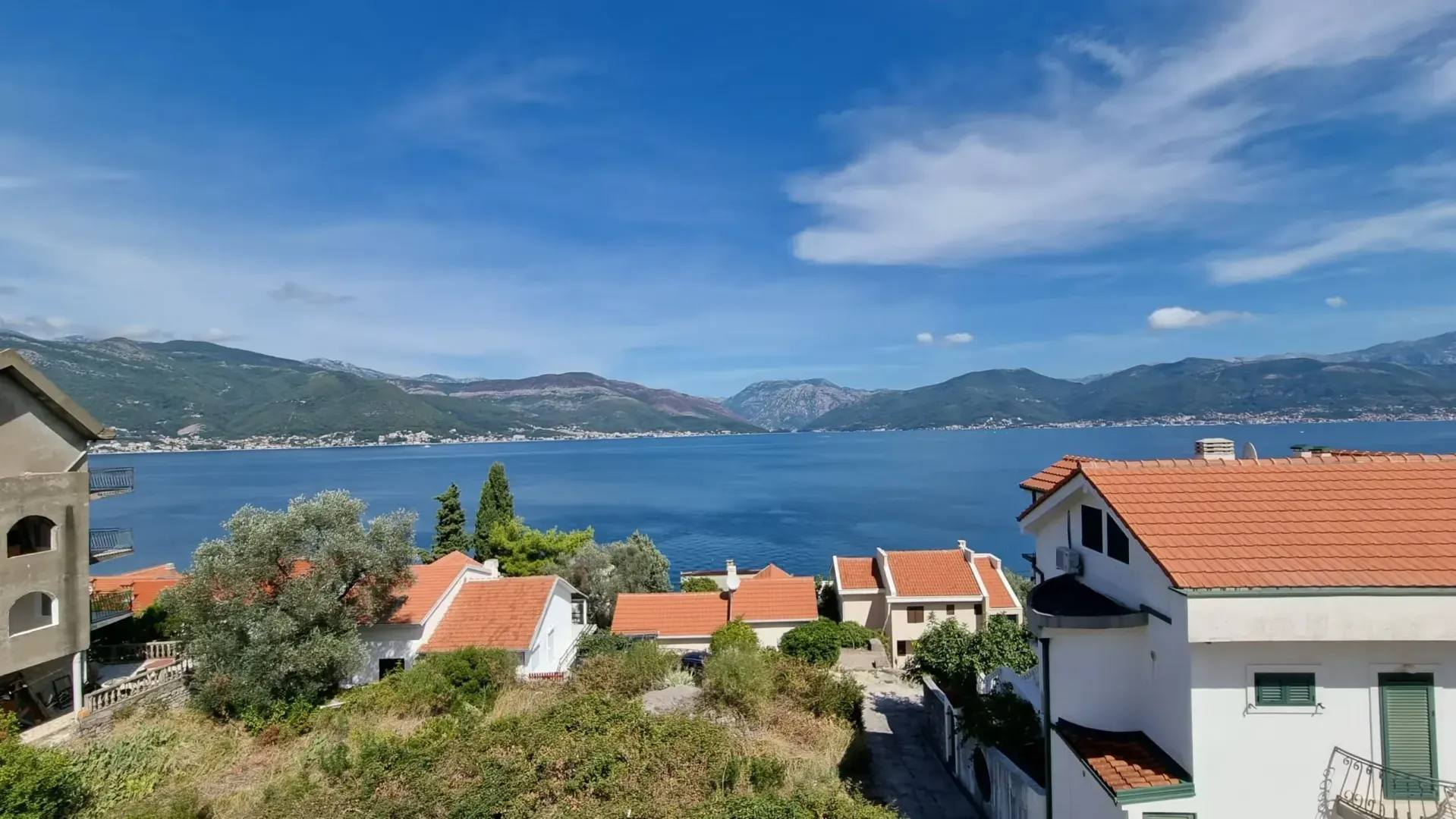 Pogled na more i okolne planine sa terase ili prozora nekretnine.