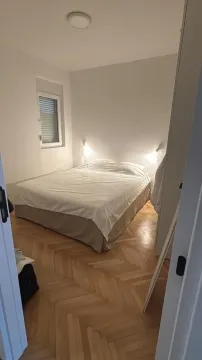 Spavaća soba sa bračnim krevetom i parketom. - image 6