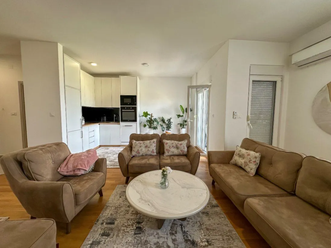 Izdavanje, četvorosoban stan, 160m², Stari Aerodrom, Podgorica