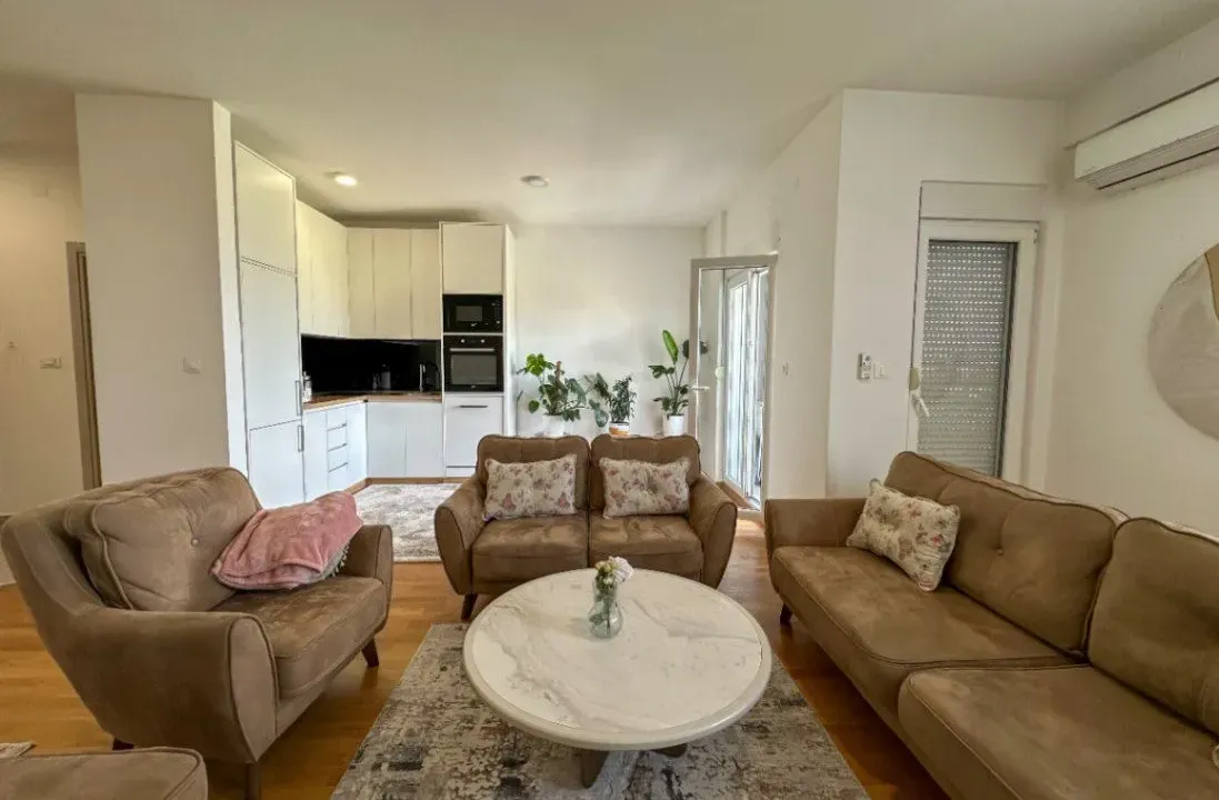 Izdavanje, četvorosoban stan, 160m², Stari Aerodrom, Podgorica