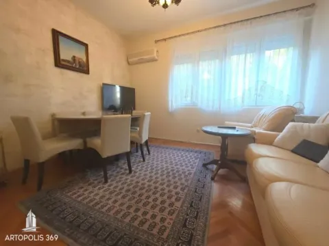 Dnevna soba sa garniturom za sedenje, trpezarijskim stolom i prozorima. - image 3