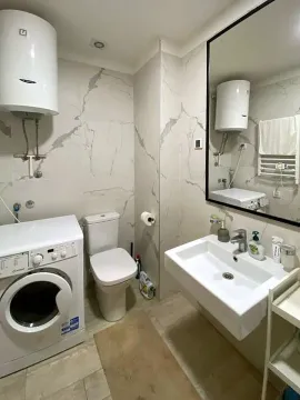 Moderno opremljeno kupatilo sa veš mašinom, umivaonikom i bojlerom. - image 7