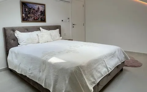 Spacious bedroom with a large double bed and white bedding. - image 6