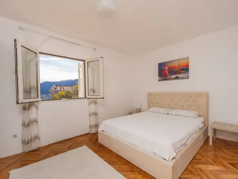 Izdavanje, trosoban stan, 103m², Dobrota, Kotor - image 13