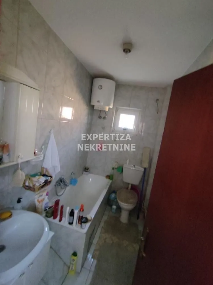 Smaller equipped bathroom with a bathtub and toilet.