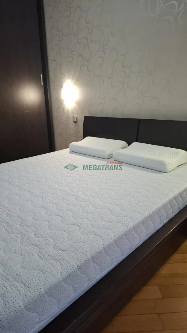 Izdavanje, dvosoban stan, 74m², Centar, Novi Sad