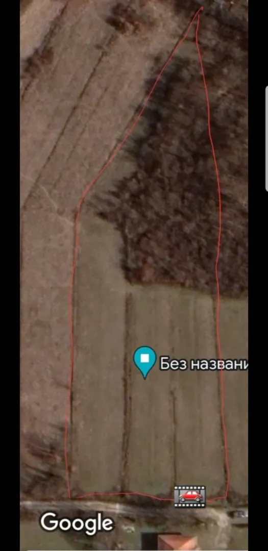 Satelitski snimak zemljišta sa ucrtanim granicama parcele.