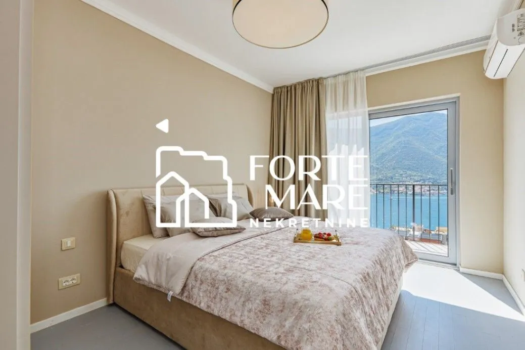 Sale, three bedroom apartment, 158m², Dobrota, Kotor