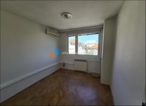 Prazna soba sa prozorom i drvenim parketom. - image 11
