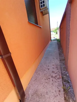 Bočni prolaz između kuće i ograde. - image 13