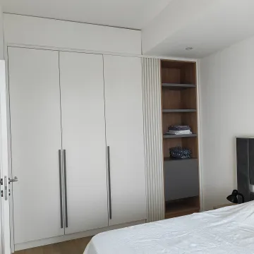 Moderna spavaća soba sa ugradnim ormarom i krevetom. - image 9