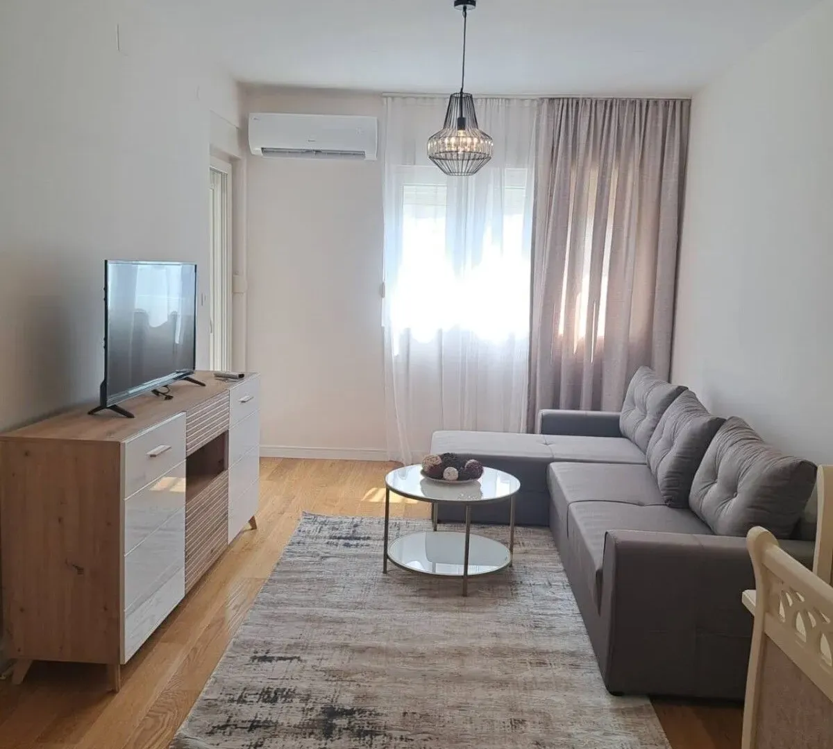 Izdavanje, jednosoban stan, 46m², Central Point, Podgorica
