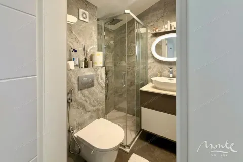 Moderno opremljeno kupatilo sa tuš kabinom i umivaonikom. - image 14