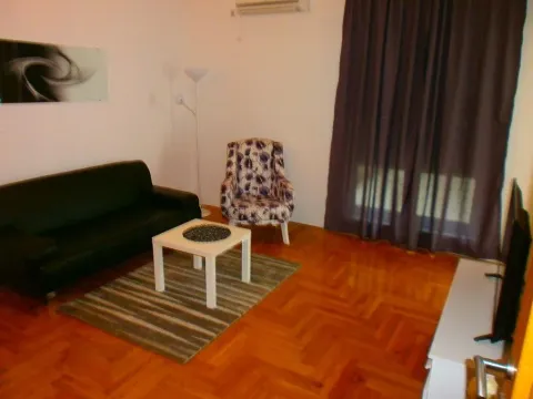 Izdavanje, jednosoban stan, 47m², Blok 9, Podgorica - image 2