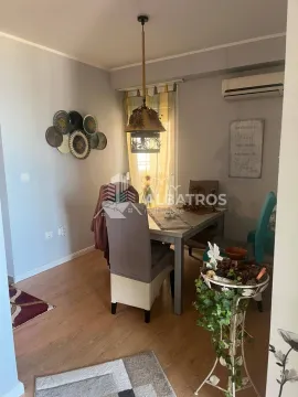 Trpezarija sa trpezarijskim stolom i stolicama u sklopu dnevnog boravka. - image 3