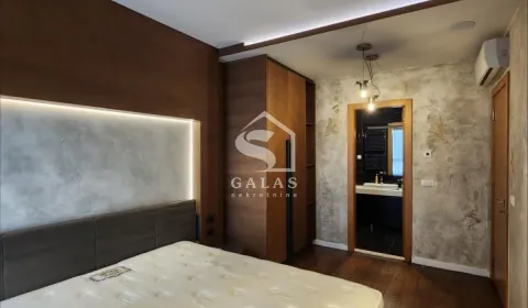 Furnished bedroom with a double bed and a fitted wardrobe. - image 5