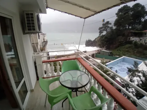 Izdavanje, dvosoban stan, 56m², Centar, Herceg Novi - image 2