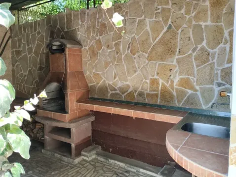 Natkriveni dio dvorišta sa zidanim roštiljem i sudoperom. - image 3